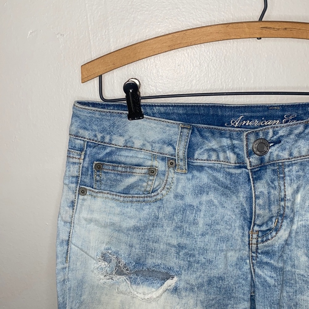 🎱Vintage Light-wash distressed American Eagle jean shorts! - Picture 2 of 9